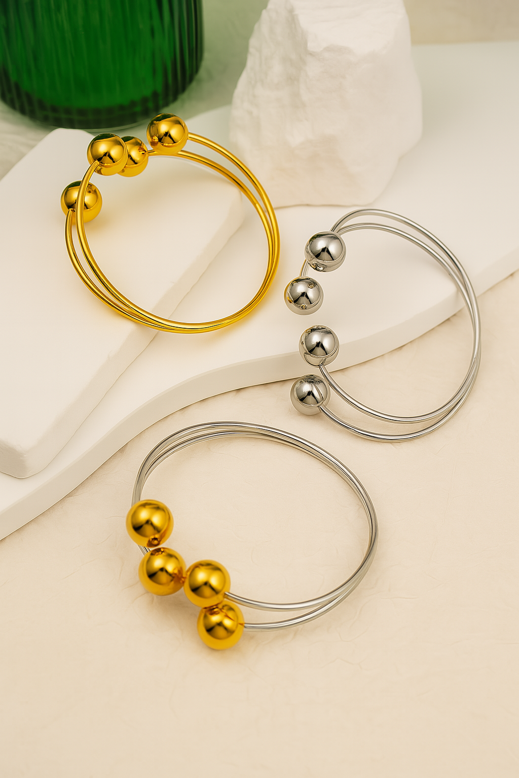 Elegant open ball bracelet