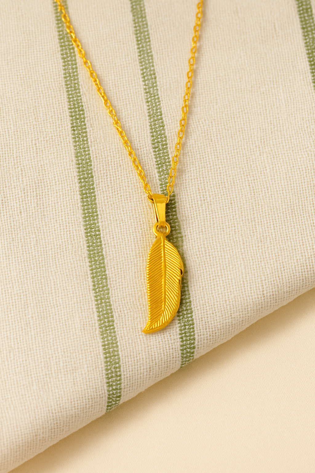 Feather pendant necklaces