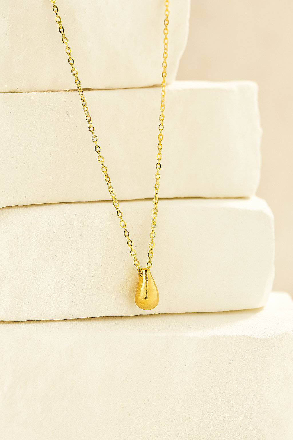 Elegant pendant necklace