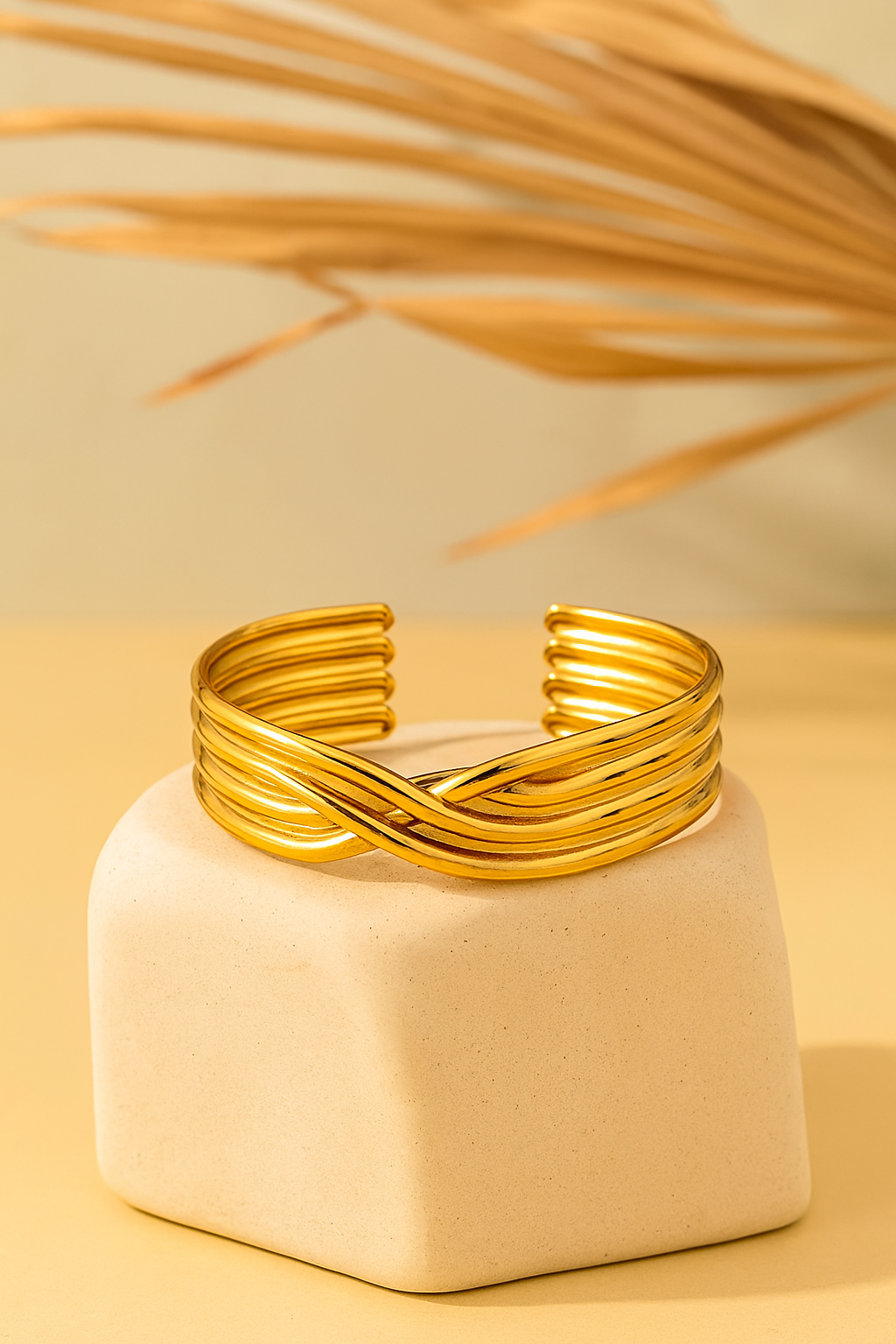 Elegant jewelry set with crossover patterns