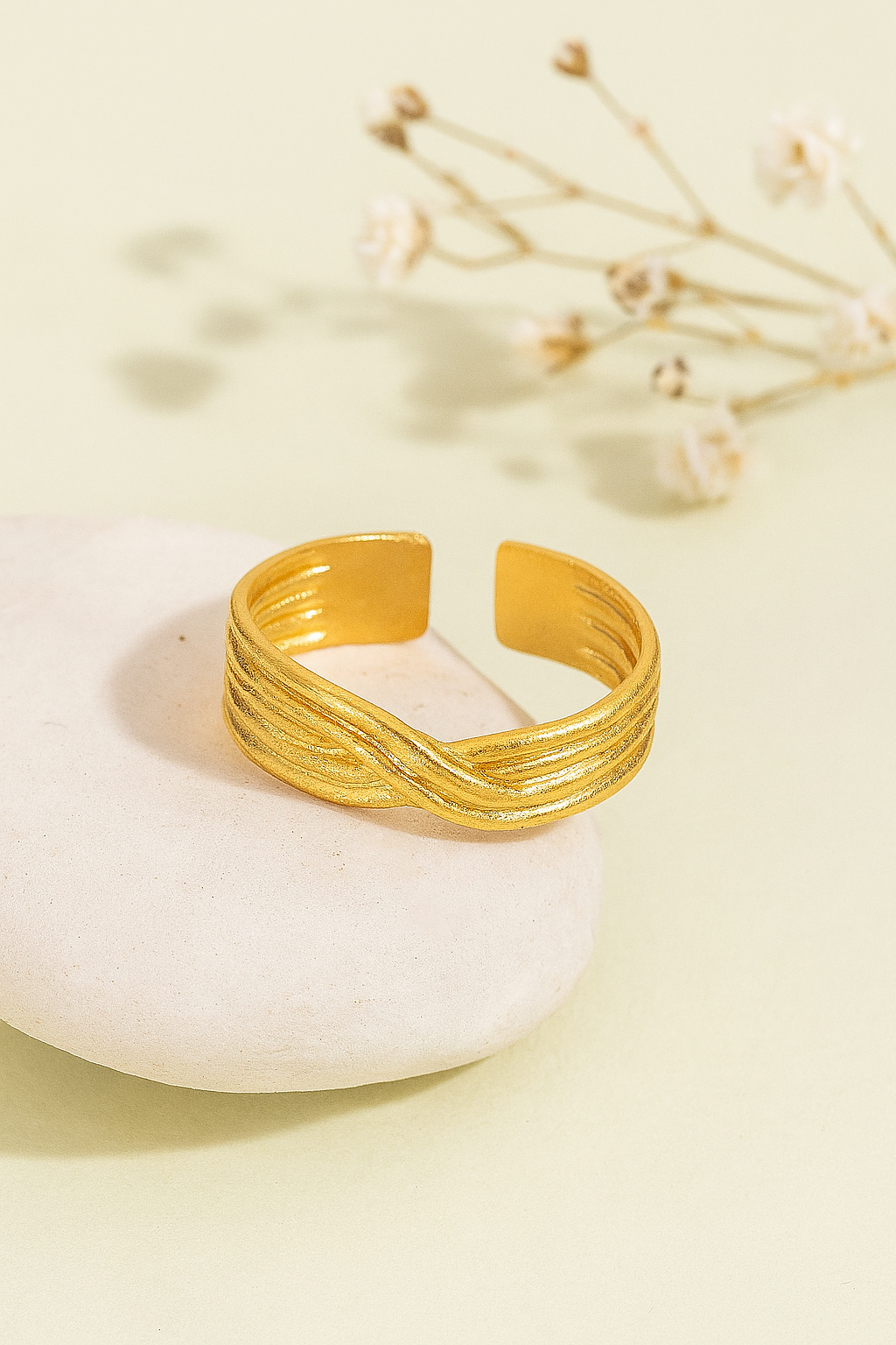 Elegant jewelry set with crossover patterns