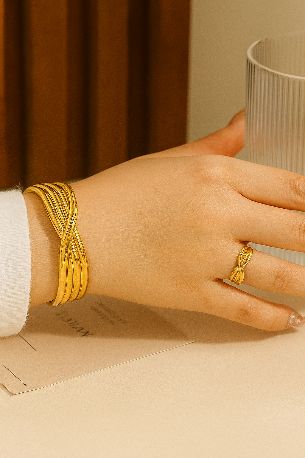 Elegant jewelry set with crossover patterns