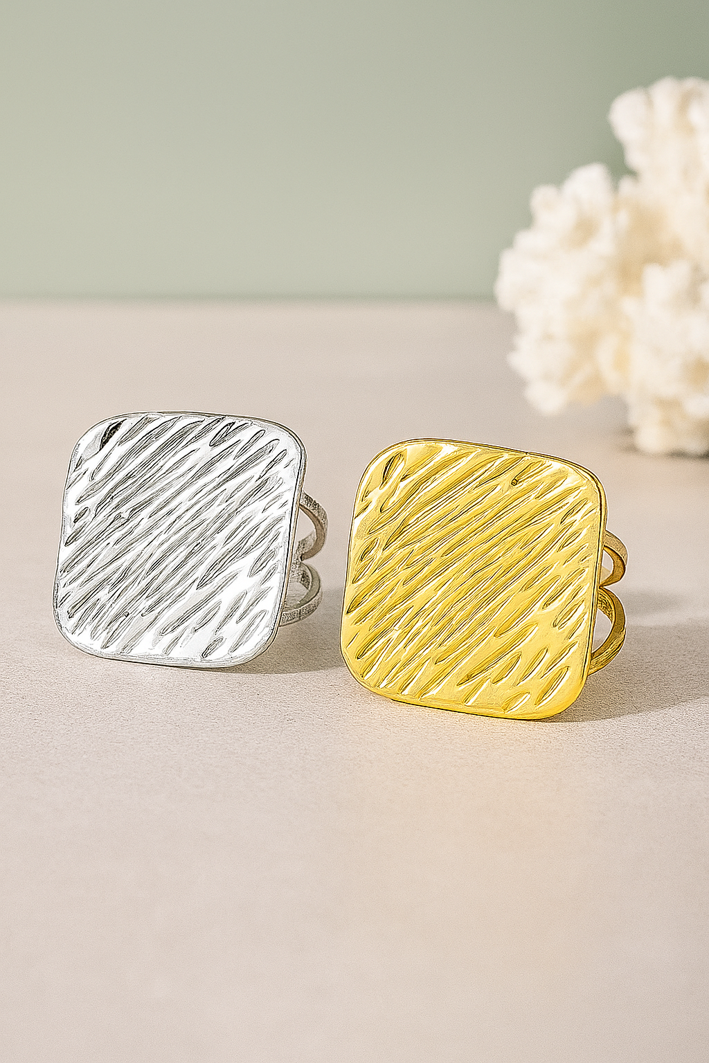 Flat-shaped ring with pleated effect