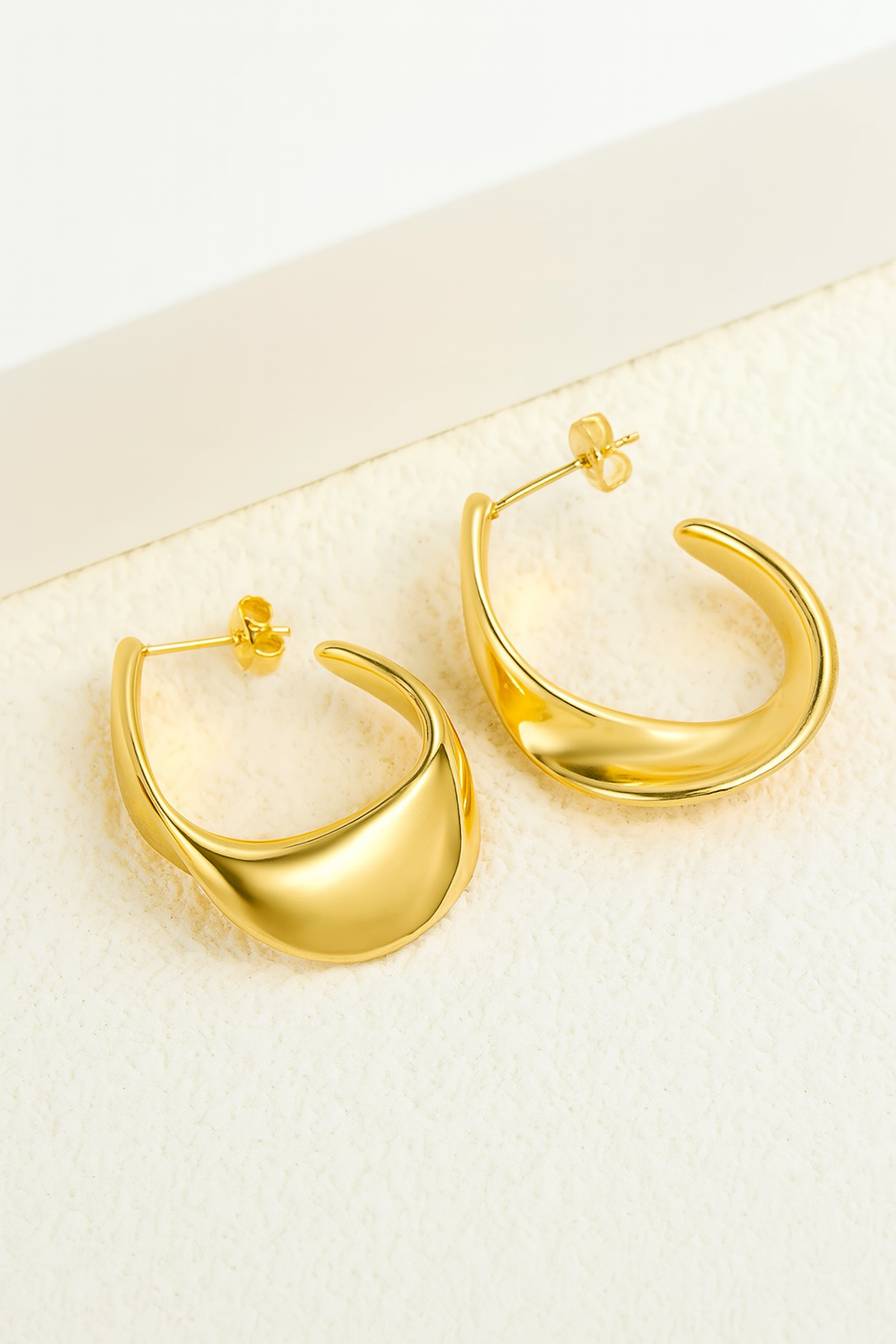 Ear studs in gold