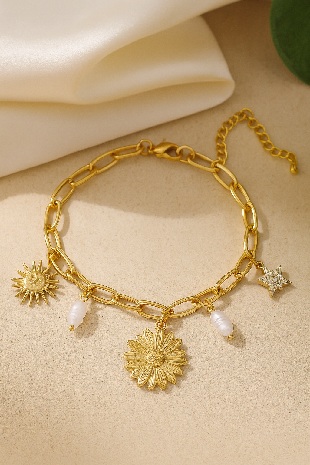 Trendy bracelet with flower pendant