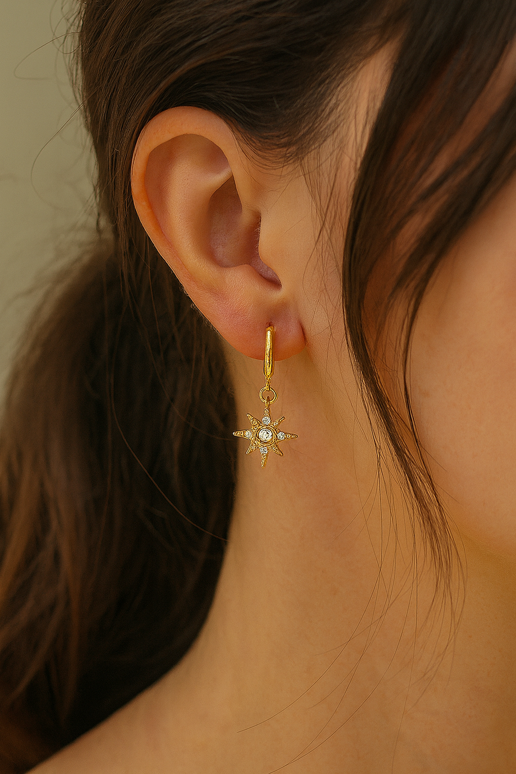 Earrings adorned with a star-shaped zircon