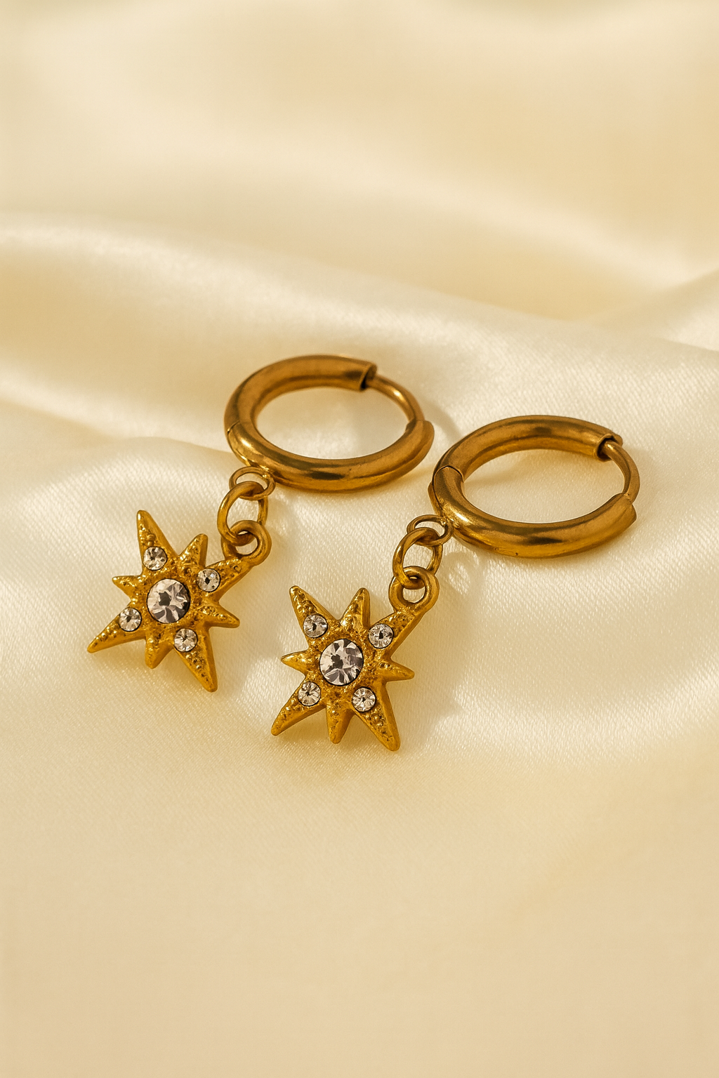Earrings adorned with a star-shaped zircon