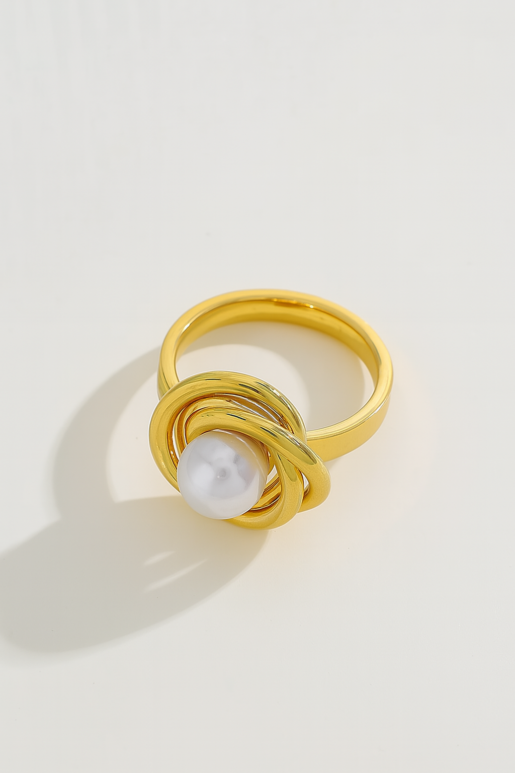 Floral ring with white pearl