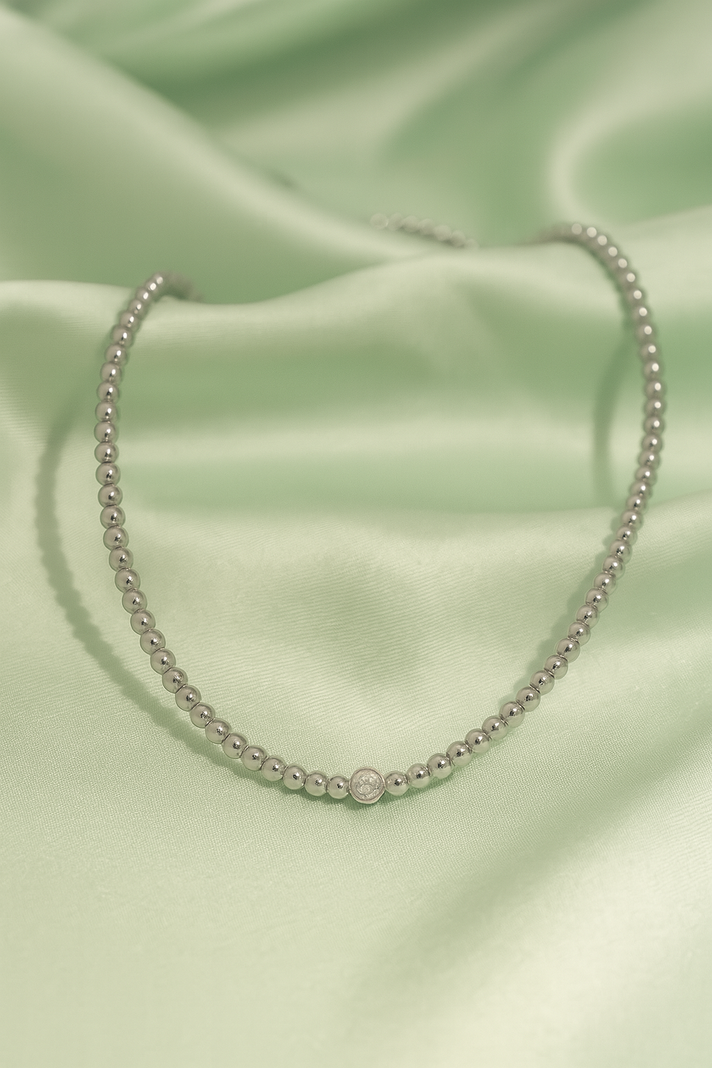 Elegant style necklace with embedded diamond