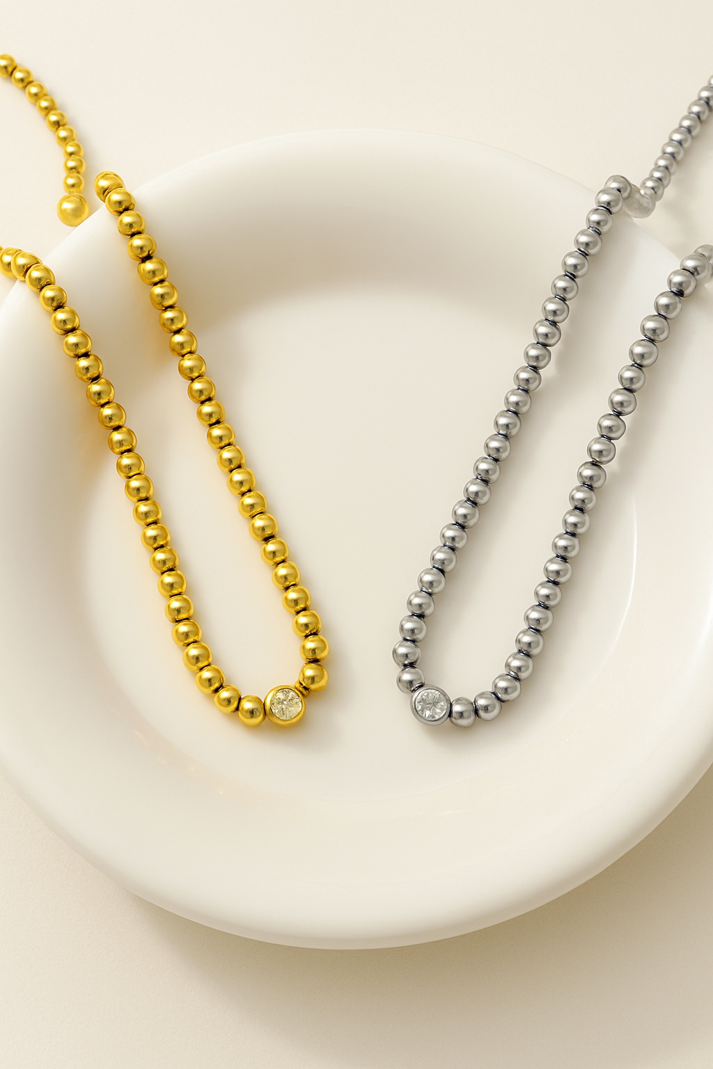 Elegant style necklace with embedded diamond
