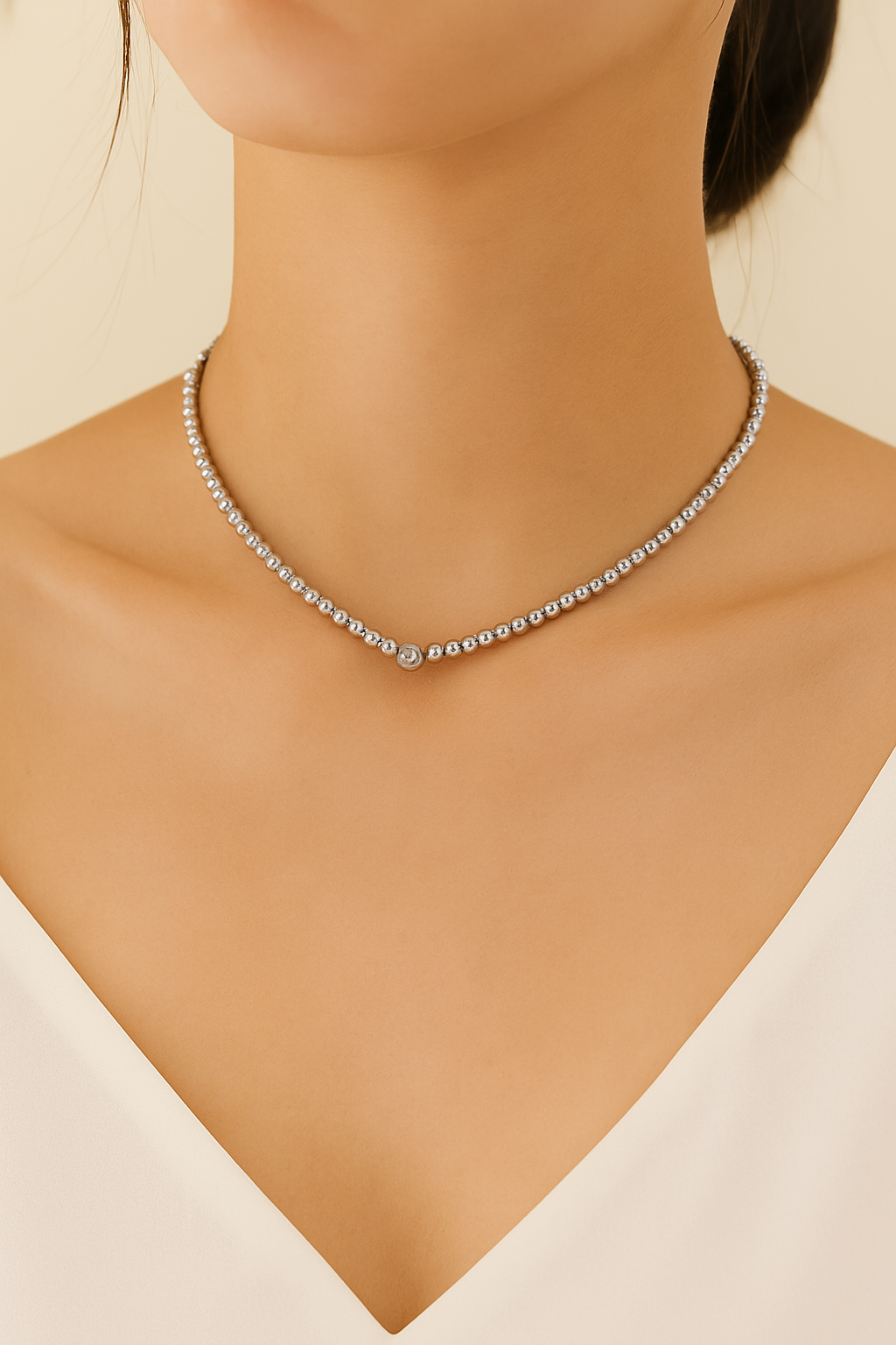 Elegant style necklace with embedded diamond