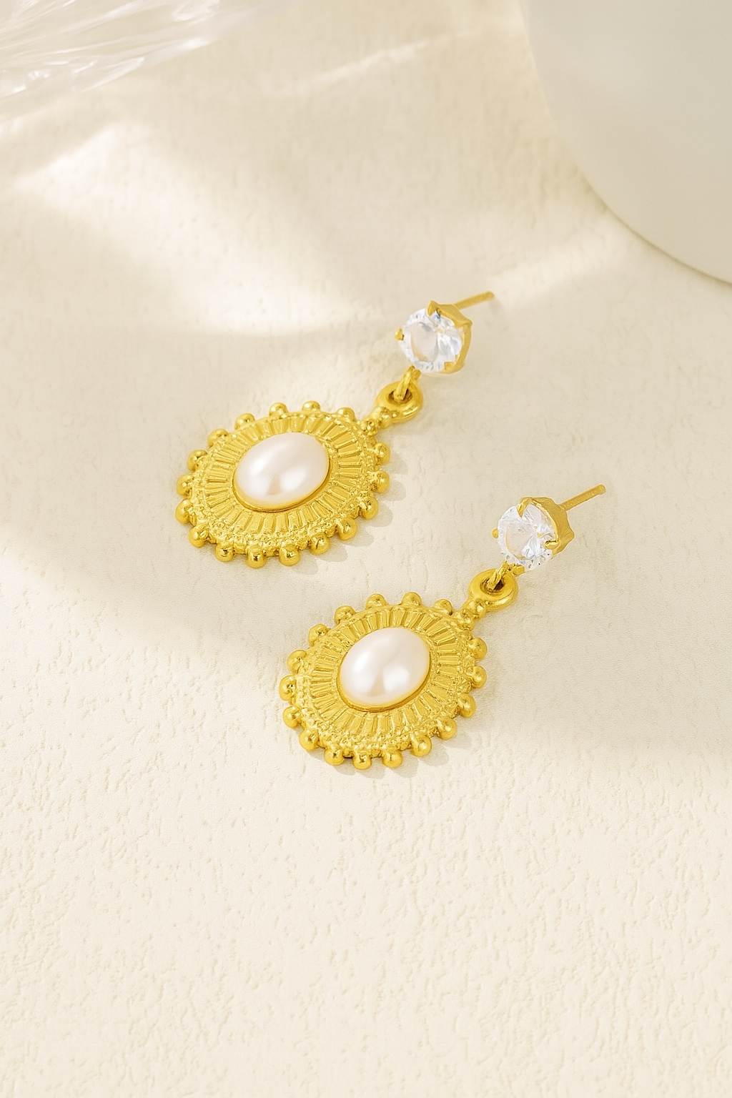 Retro-style oval earrings with pearl