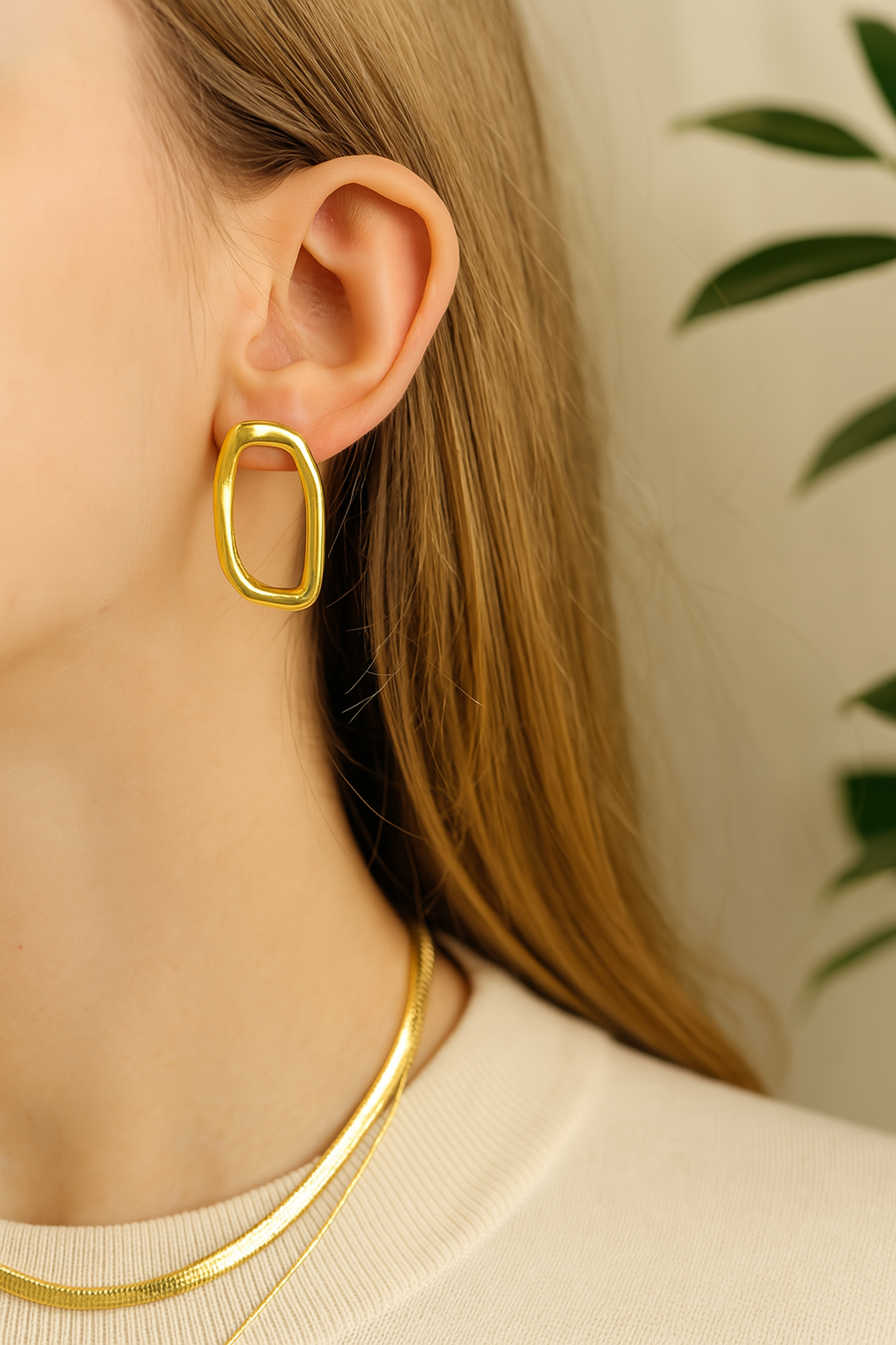 Oval-shaped earrings
