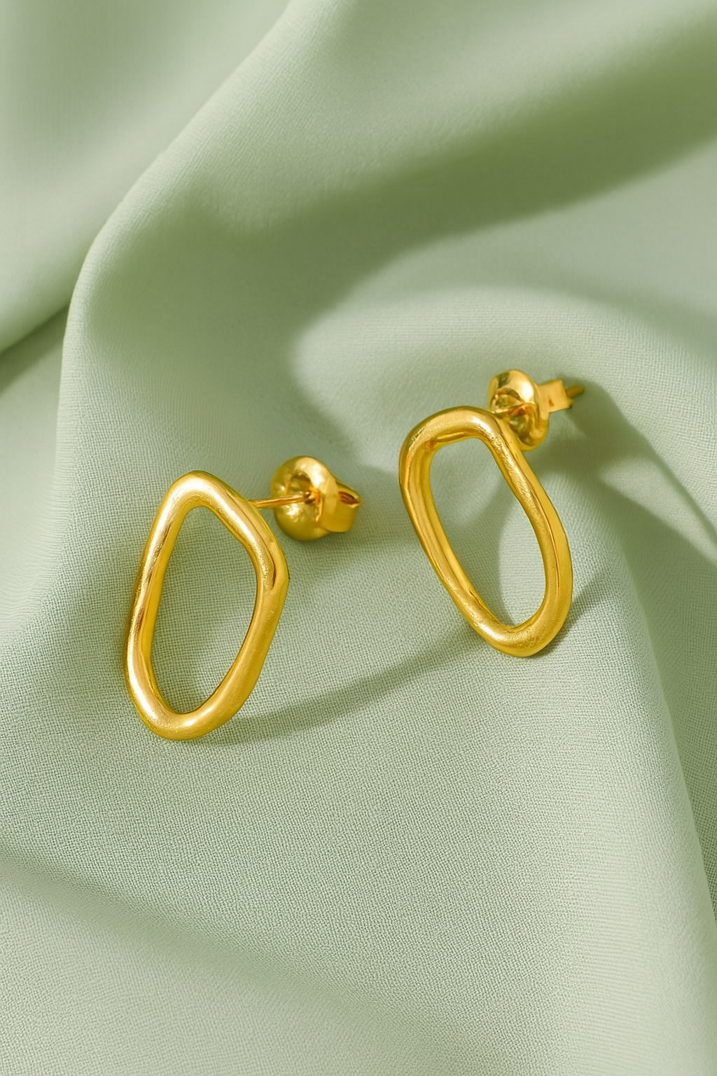 Oval-shaped earrings