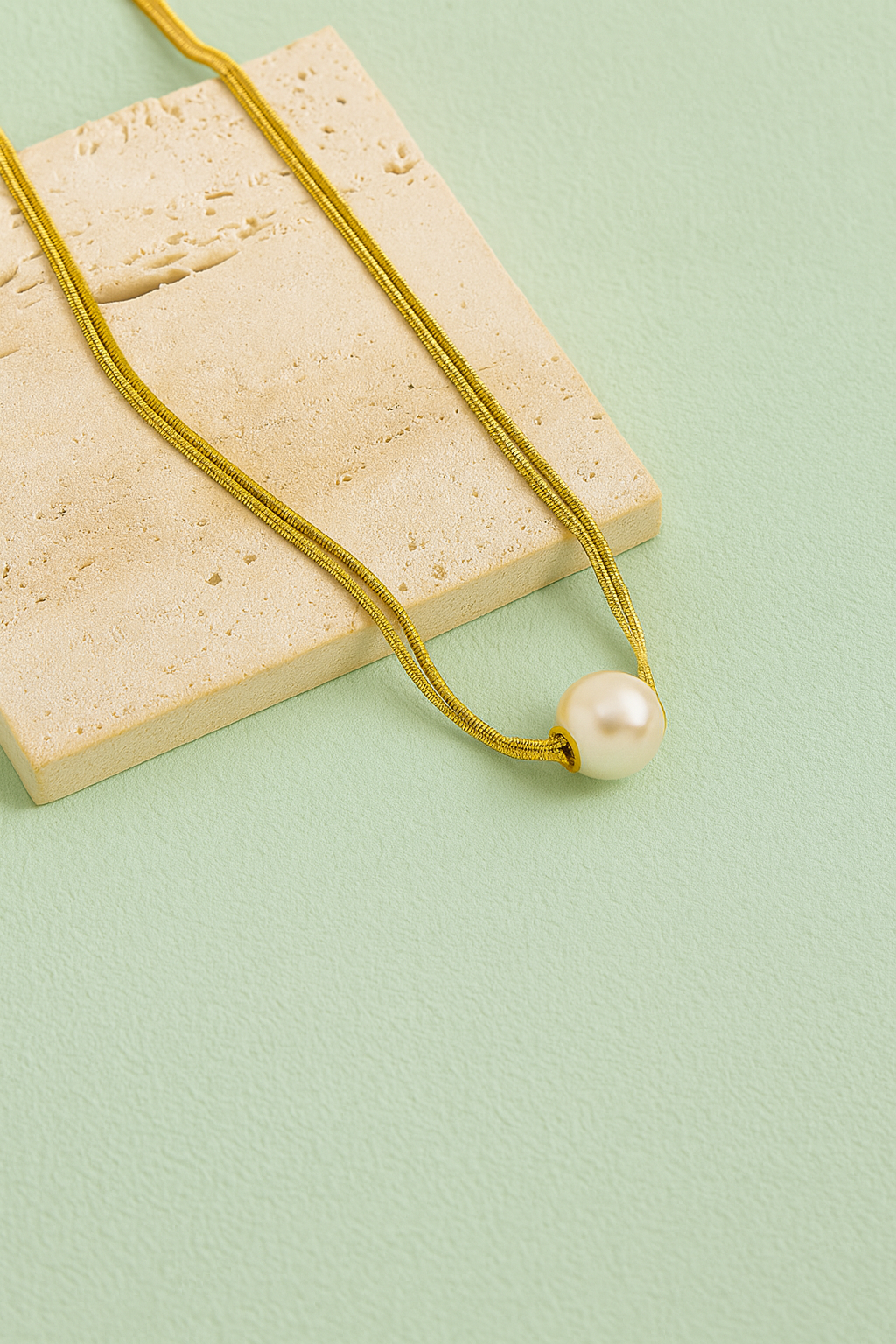 Double-layer necklace with white round pearl