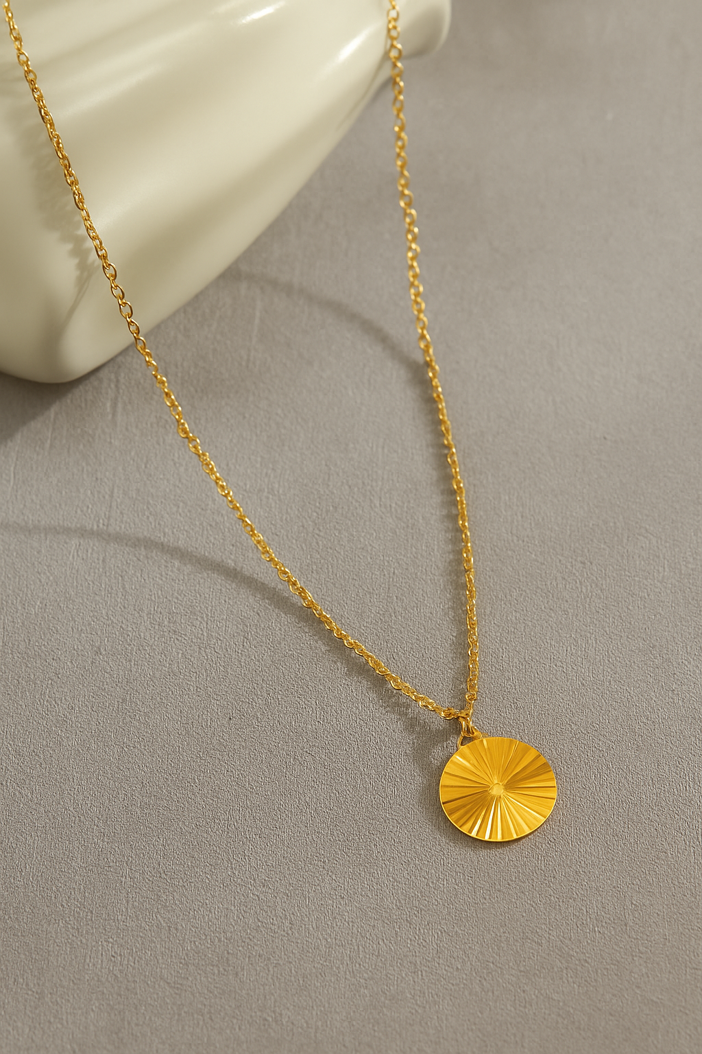 Gold pendant necklace round