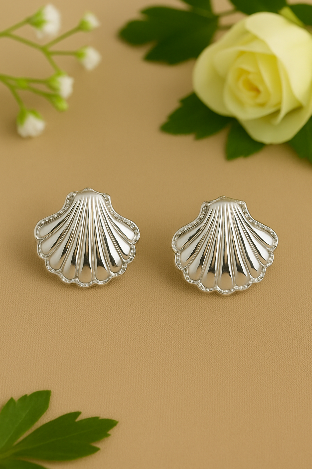 Shell-shaped earrings